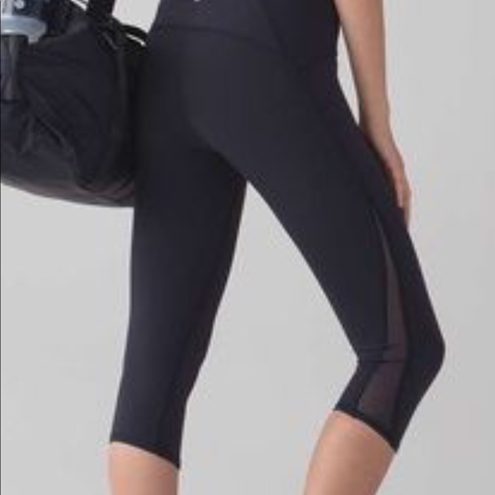 Lululemon Train Times Crop 17”. Black. Size 10.